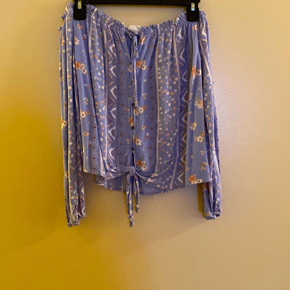 Cropped cold shoulder